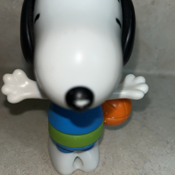 Peanuts - Snoopy McDonalds Happy Meal Toy Basketball player - Picture 6 of 6
